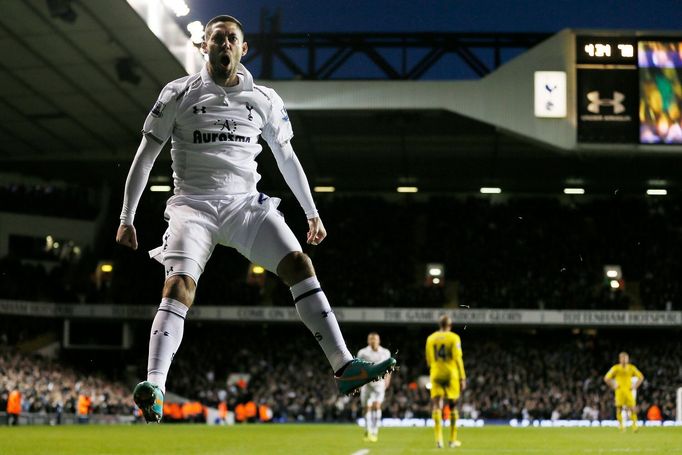 Útočník Tottenhamu Clint Dempsey ukončil skóre zápasu s Readingem na 3:1.