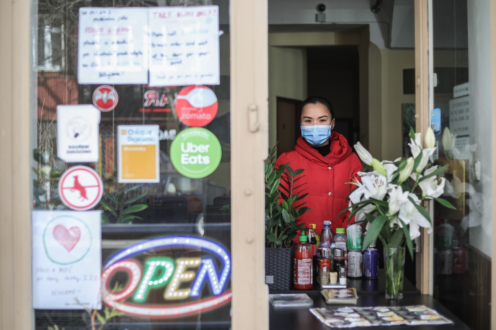 Restaurace a nouzový stav - koronavirus, výdejní okna, hospoda, jídlo, Pho, Vietnamská restaurace