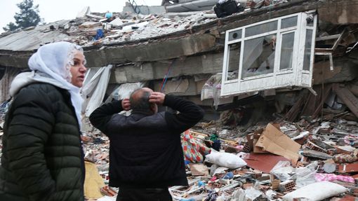 Lidé hledají přeživší pod troskami po zemětřesení v tureckém Diyarbakiru.