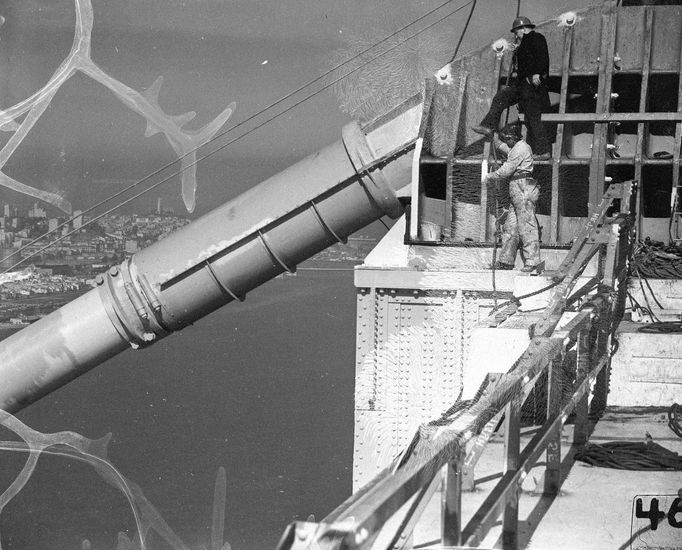 Dělníci běhen výstavby visutého mostu Golden Gate Bridge ležícího u města San Francisco v Kalifornii v USA. Snímek z prosince roku 1936.