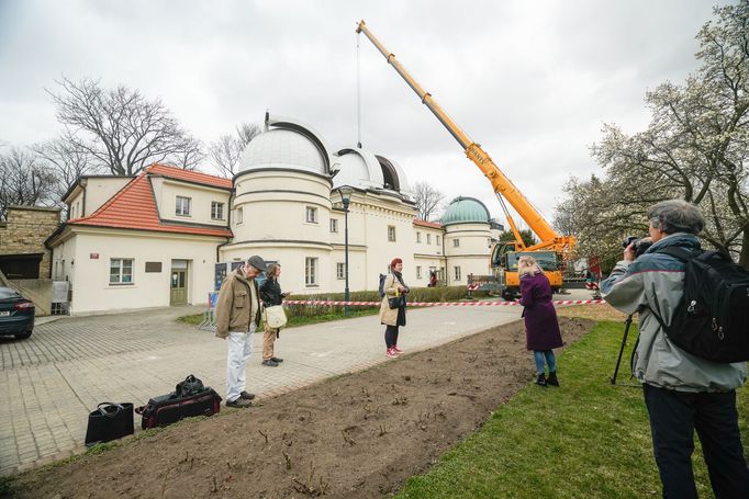 Demontování největšího dalekohledu Štefánikovy hvězdárny. Praha, 6. 4. 2022