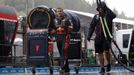 Mechanik Red Bullu spěchá s pneumatikami na mokrou vozovku na start sprintu F1 ve Spa-Francorchamps