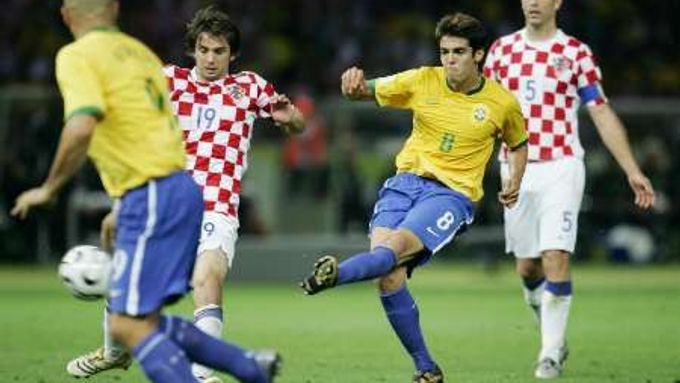 Brazilec Kaká (vpravo ve žlutém) skóruje do chorvatské sítě.