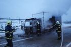 Hořící náklaďák zablokoval u Olomouce silnici R35