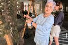 Na stát se nespoléhají. Žena z Kyjeva dobrovolně plete maskovací sítě od anexe Krymu