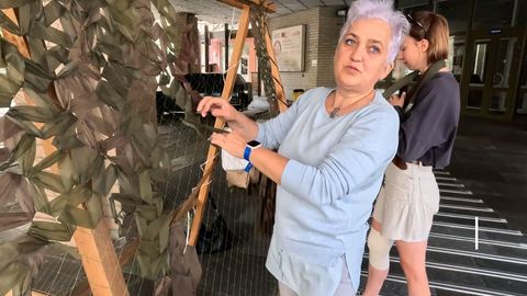 Na stát se nespoléhají. Žena z Kyjeva dobrovolně plete maskovací sítě od anexe Krymu