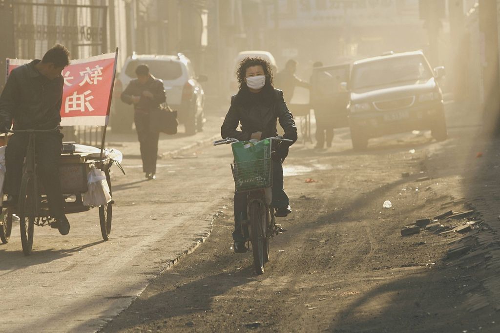 Foto: Podívejte se, jak smog zahaluje život ve městech - Čína