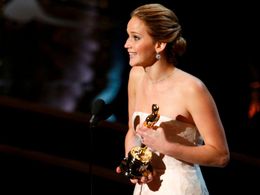 Jennifer Lawrence s Oscarem za hlavní roli ve filmu Terapie láskou.