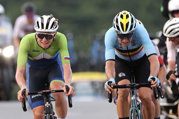 Tadej Pogačar a Wout van Aert spurtují do cíle hromadného závodu mužů na OH 2020