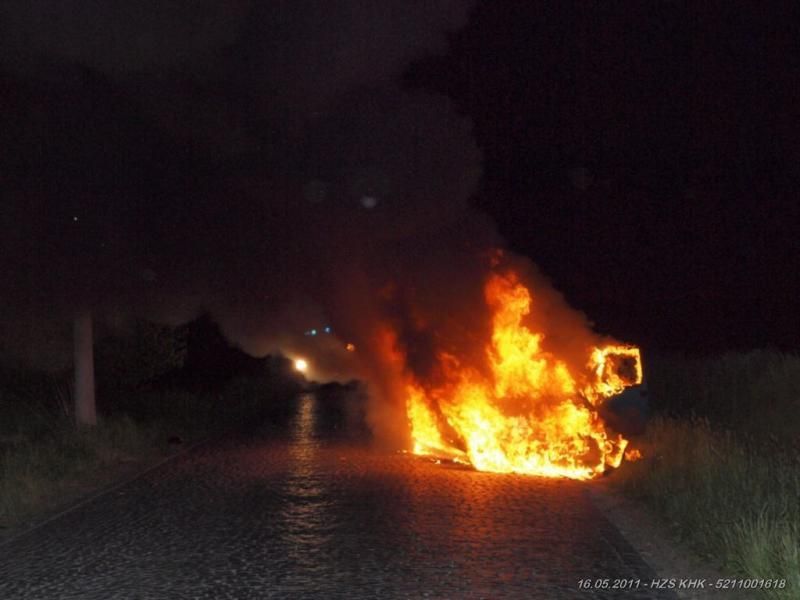 U Třebechovic shořelo osobní auto