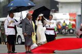 Na letišti přivítal pár fidžijský ministerský předseda Frank Bainimarama (na snímku vlevo).