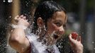 Gesel Ramos, 11 years old, of Silver Spring, Maryland, plays in a water fountain to beat the heat gripping the nation's capital while in the Capital Heights neighborhood of Washington, July 2, 2012. REUTERS/Larry Downing (UNITED STATES - Tags: SOCIETY ENVIRONMENT) Published: Čec. 2, 2012, 8:13 odp.