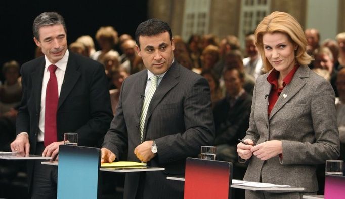 Danish Prime Minister Anders Fogh Rasmussen (L), New Alliance candidate Naser Khader (C) and Social Democrat candidate Helle Thorning-Schmidt prepare for the final campaign debate in Copenhagen November 11, 2007. Danes will go to the polls in a general election on November 13. REUTERS/Bob Strong (Denmark)