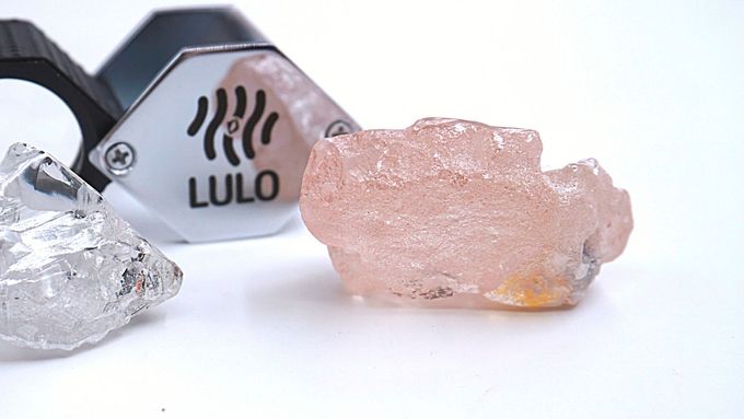 Růžový diamant Lulo Rose o hmotnosti 170 karátů, který vytěžili v angolském dole.