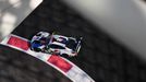BMW M4 GT3 posádky Valentino Rossi, Nick Yelloly a Dries Vanthoor v závodě na 12 hodin v Abú Zabí