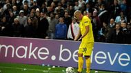 Villareal se nemohl těšit přízni anglických fans. Borju Valera zasypaly kelímky.