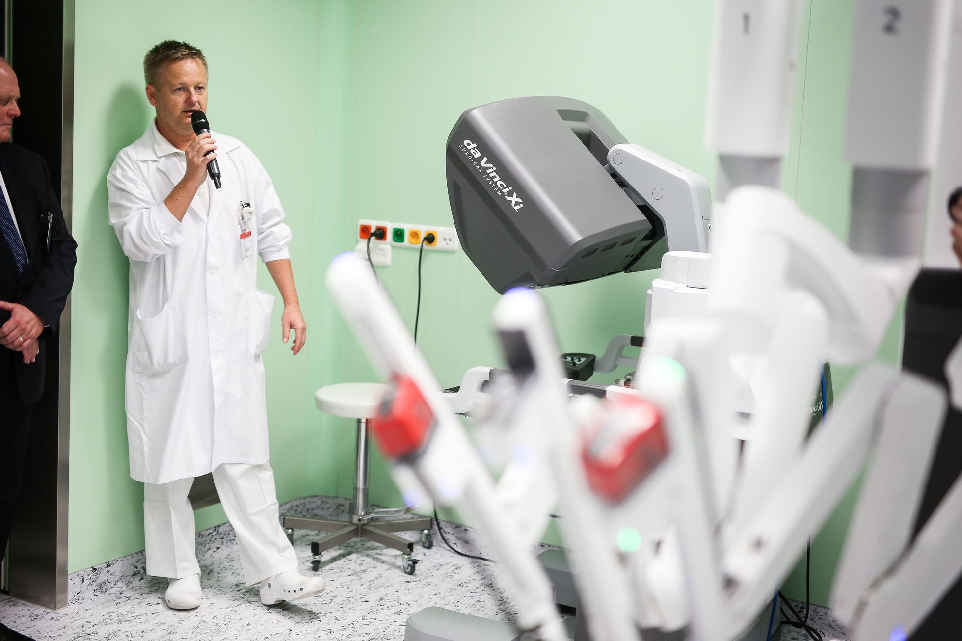 Nově otevřené hybridní operační sály s operačním robotem v Nemocnici Na Homolce