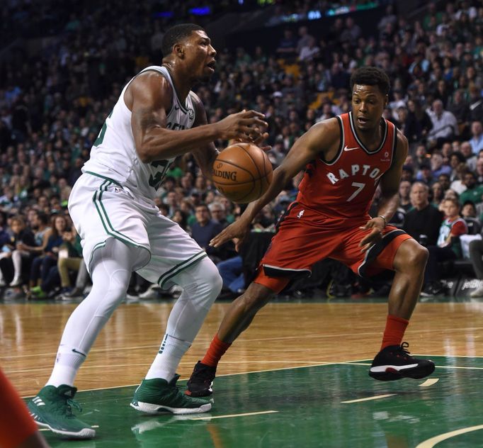 Marcus Smart z Bostonu vymýšlí, jak přechytračit bránícího Kylea Lowryho z Toronta