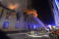 Při požáru v Německu zahynula žena a sedm dětí