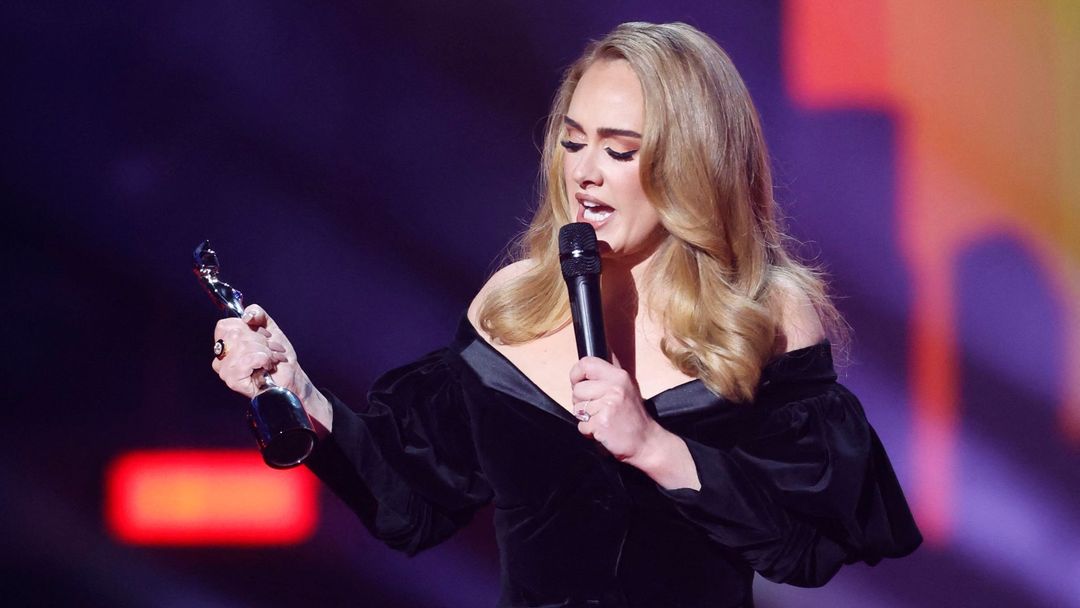 Adele na předávání cen Brit Awards.