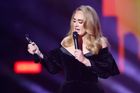 Brit Awards ovládla zpěvačka Adele. Odnesla si cenu za píseň, umělkyni i album roku