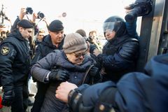 V Bělorusku zadrželi na 30 účastníků opozičního pochodu. Vinili prezidenta, že rusifikuje zemi