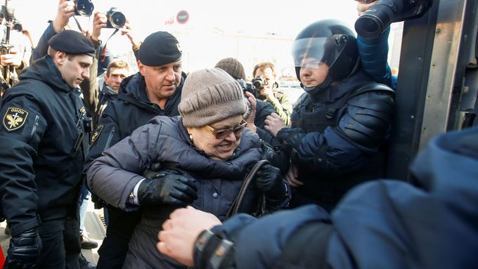 Některé účastníky pochodu v Minsku zadržela policie.