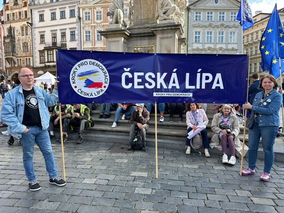 Členové iniciativy Kroky pro demokracii z České Lípy takto čekali krátce před letošními volbami na začátek akce "Řekněme NE extremismu" na Staroměstském náměstí v Praze.