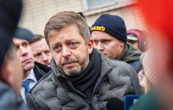 Ministr vnitra Vít Rakušan (STAN) před demonstranty za lepší podmínky pro bezpečnostní sbory, 21. listopadu 2024