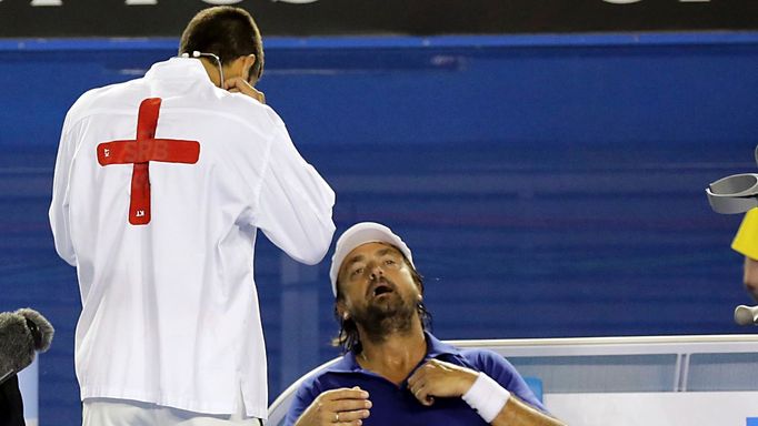 Novak Djokovič a Henri Leconte při exhibici na Australian Open