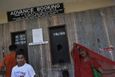 Patrons wait to buy tickets for a Bollywood film at a cinema in Mumbai April 14, 2013. Indian cinema marks 100 years since Dhundiraj Govind Phalke's black-and-white silent film "Raja Harishchandra" (King Harishchandra) held audiences spellbound at its first public screening on May 3, 1913, in Mumbai. Indian cinema, with its subset of Bollywood for Hindi-language films, is now a billion-dollar industry that makes more than a thousand films a year in several languages. It is worth 112.4 billion rupees (over $2 billion) and leads the world in terms of films produced and tickets sold. Picture taken April 14, 2013. REUTERS/Vivek Prakash (INDIA - Tags: ENTERTAINMENT SOCIETY) ATTENTION EDITORS: PICTURE 15 OF 20 FOR PACKAGE 'BEHIND THE SCENES OF BOLLYWOOD'. SEARCH 'BEHIND BOLLYWOOD' FOR ALL IMAGES Published: Kvě. 2, 2013, 10:01 odp.
