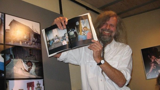 Jacob Holdt and the book of his photographs