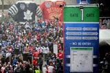 K branám michiganského stadionu,který je znám jako The Big House, mířily davy  fanoušků hokeje.
