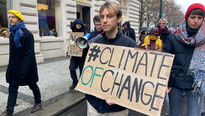 Vyšší stovky lidí se podle organizátorů účastní protestního pochodu, kterým vyvrcholila stávka vysokoškolských studentů za klima.