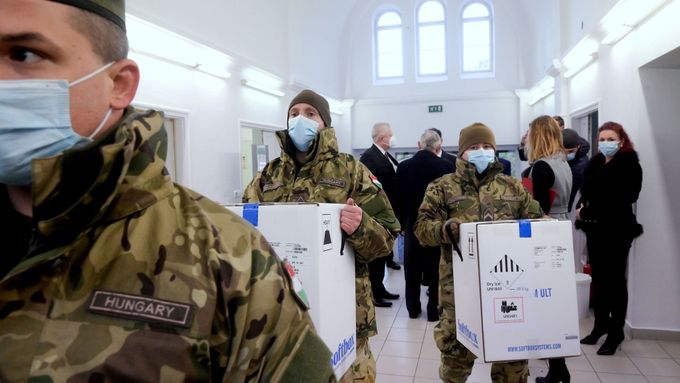 Maďarští vojáci s vakcínami v budapešťské nemocnici.