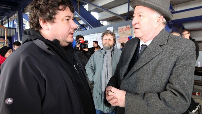 Robert Sedláček při natáčení Českého století s Jiřím Lábusem, který si zahrál premiéra Ladislava Adamce.