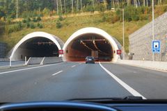 Nehoda kamionu v tunelu Valík u Plzně dopoledne dočasně zastavila provoz na D5