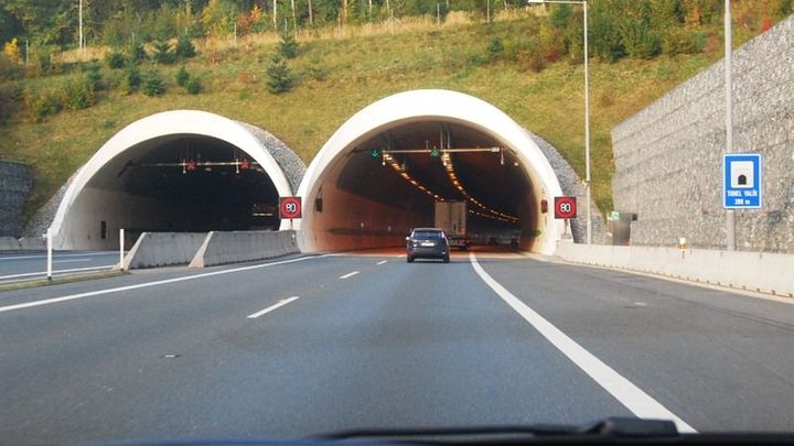 Vyšší rychlost, nižší bezpečnost. První tunel povolí 100 km/h, splodiny vytlačí auta