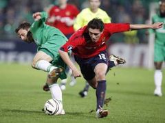 Fotbalista Maccabi Haifa Gostavo Boccoli (vlevo) v souboji s hráčem CSKA Moskva Juri Žirkovem (vpravo) v Poháru UEFA.