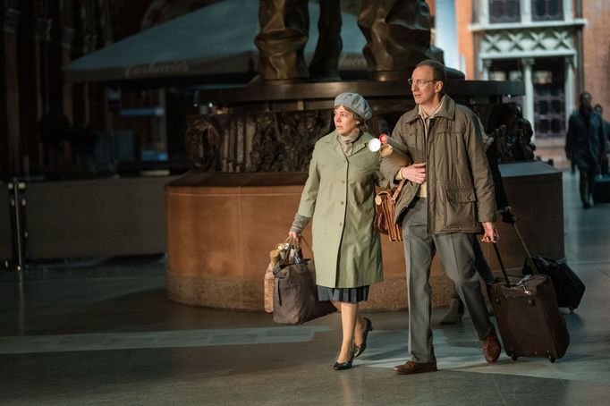 Olivia Colmanová jako Susan a David Thewlis v roli Christophera.