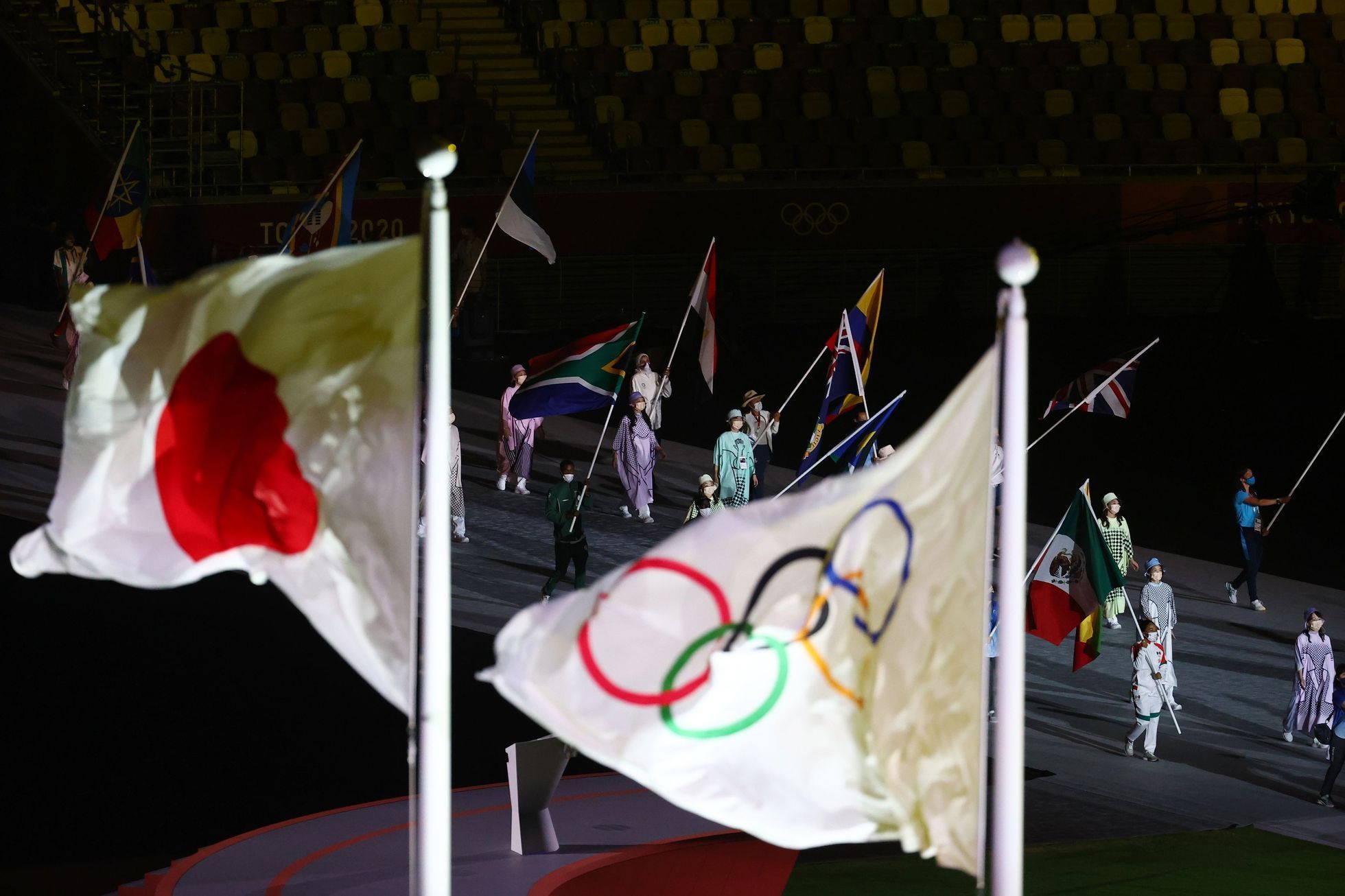 Slavnostní zakončení OH 2020 v Tokiu - japonská a olympijská vlajka