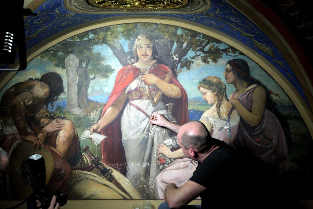 Restaurování lunet v Národním divadle
