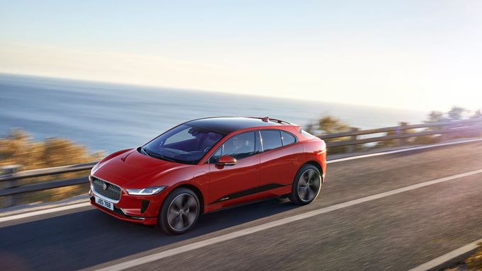Nejnovějším modelem na českém trhu je luxusní elektrický crossover Jaguar i-Pace.