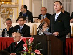 Krátký projev měl také poražený kandidát Švejnar. Rozloučil se slovy "Nadále věřím v úspěch České republiky a pomůžu jí k úspěchu, jak bude potřeba."