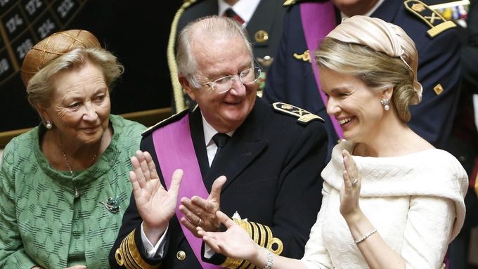 Odstupující královský pár a nová královna Mathilde tleskají Phillipově korunovaci.