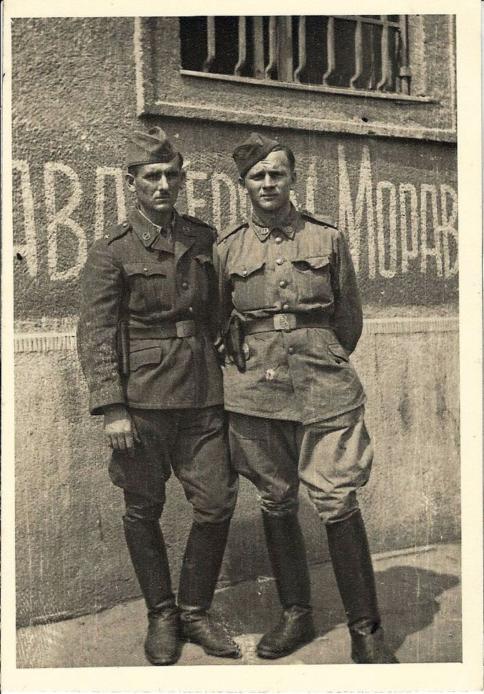 Otec Anny Strnadové (vpravo) jako spojař prošel bojem u Dukly. Na snímku je z Ostravy, kterou osvobozoval.