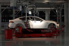 Tesla uvádí na trh nový Model 3 za 45 tisíc dolarů. Výrobu levnějšího auta odkládá
