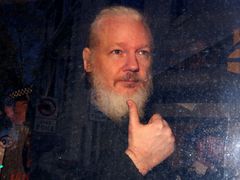 Zakladatel WikiLeaks Julian Assange na snímku z roku 2019.