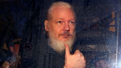 Zadržený zakladatel WikiLeaks Julian Assange