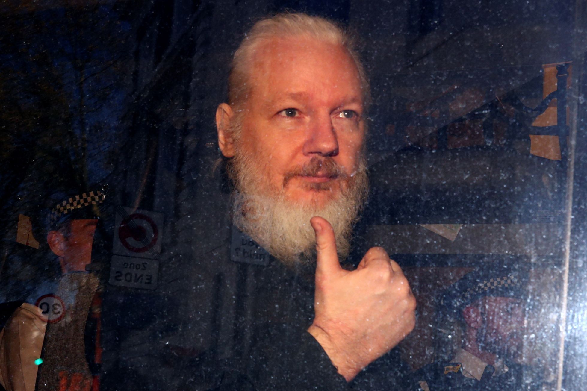 Zadržený zakladatel WikiLeaks Julian Assange
